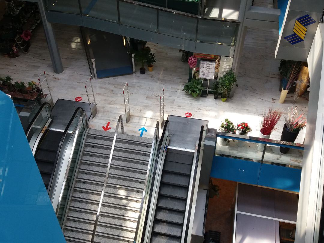 Interior Centro Comercial Salesas el día de la reapertura de las grandes superficies el 25 de mayo