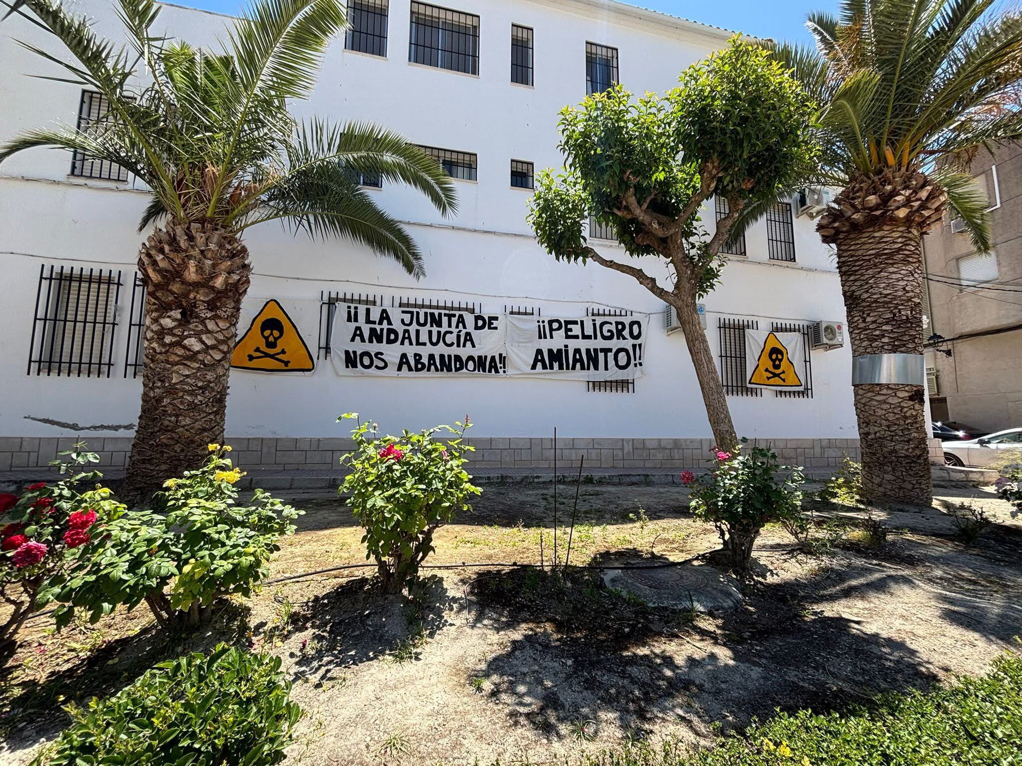 Pancartas en la Guardería Municipal, junto al CEIP 'Virgen de Cuadros' reivindicando la retirada del amianto