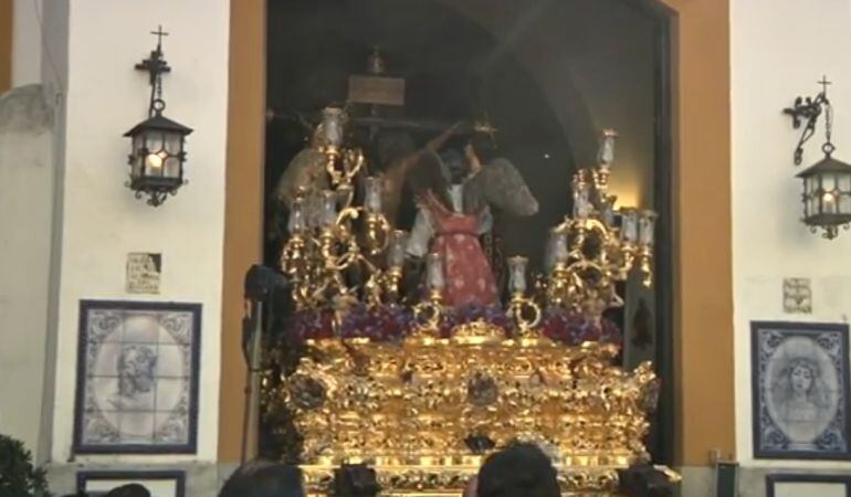 El Cristo de las Aguas saliendo de su capilla en la tarde del Lunes Santo