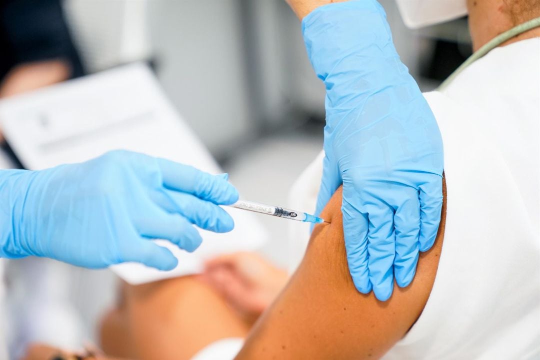 Un enfermero vacuna a un paciente