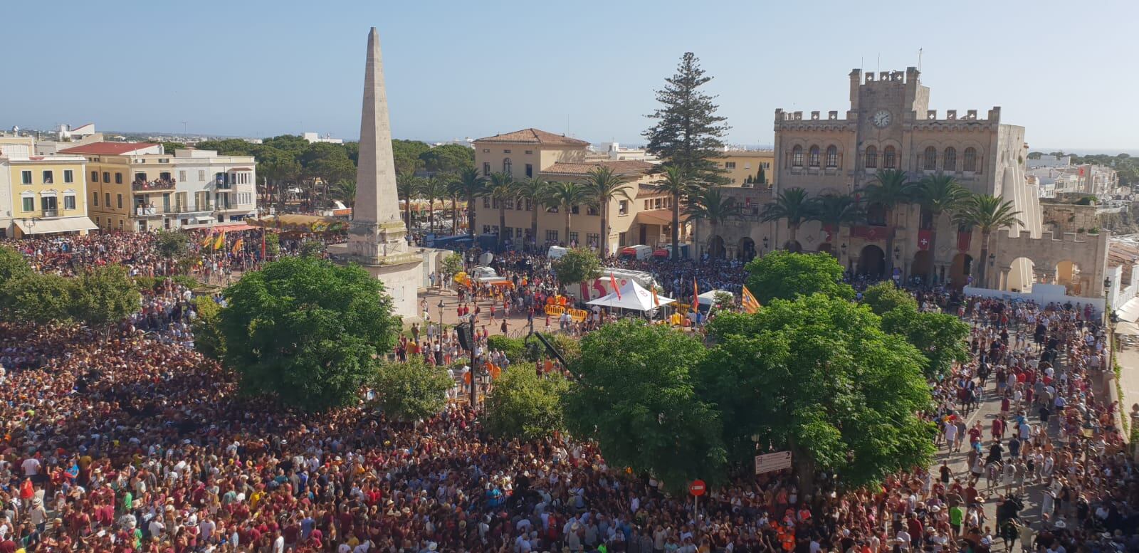 Es Born es va omplir de gent amb ganes de viure sant Joan de ben a prop.
