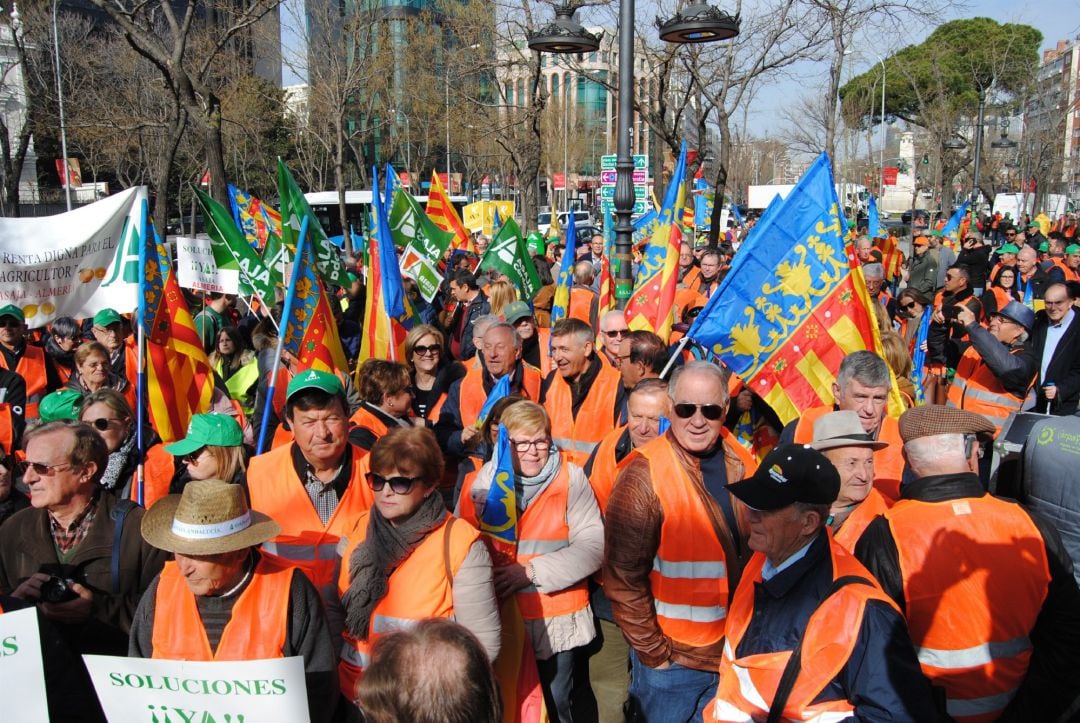 Manifestación citricultores frente a la sede de la Comisión Europea en Madrid 