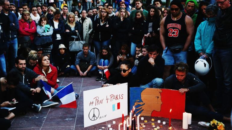 Decenas de personas homenajean en a las víctimas en la plaza Aotea de París. 