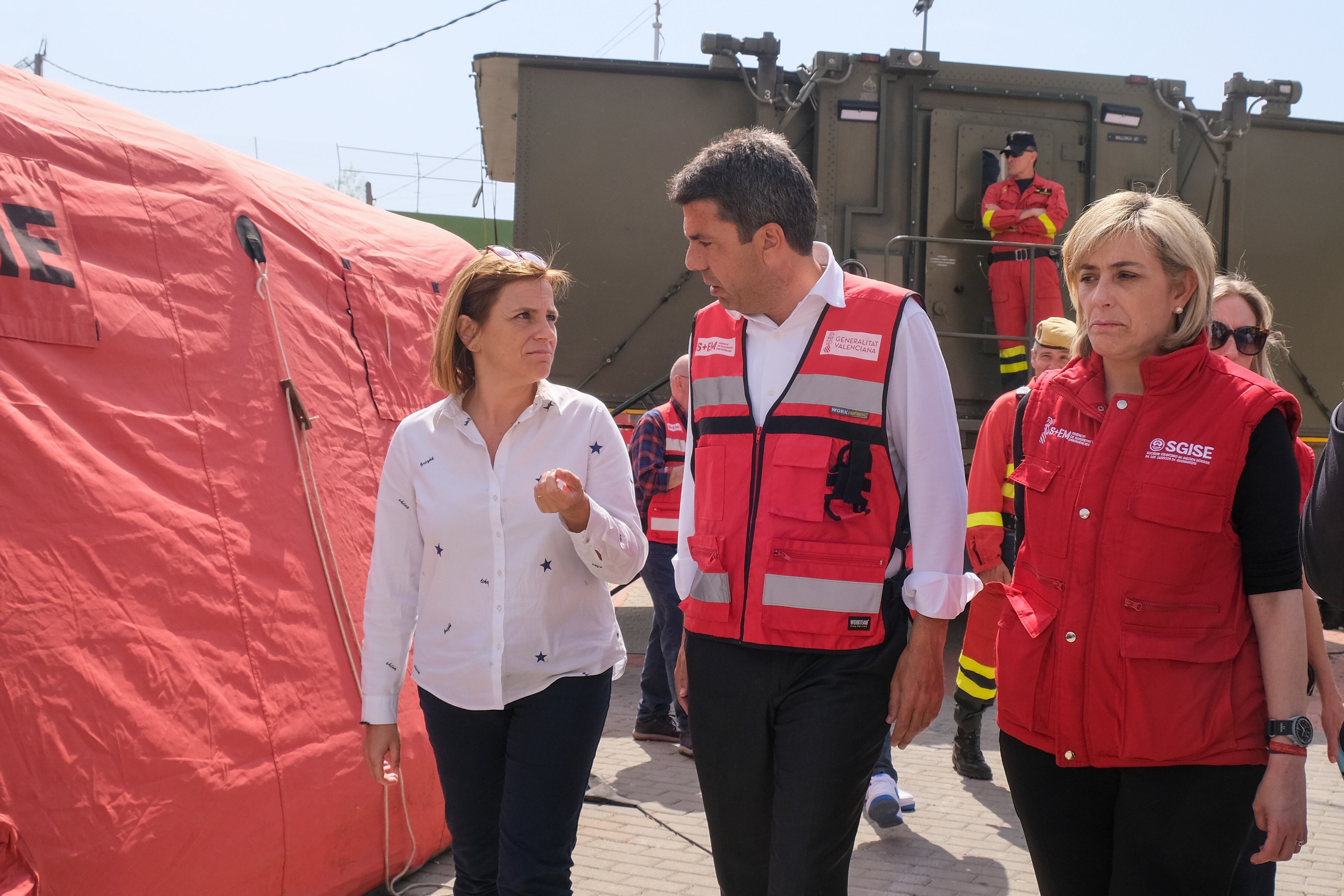 El president de la Generalitat, Carlos Mazón, a su llegada al Puesto de Mando Avanzado durante los trabajos de extinción del incendio forestal de Tárbena. EFE/Pablo Miranzo