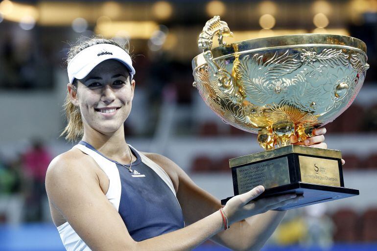 Garbiñe Muguruza posa con el trofeo conquistado en Pekín.