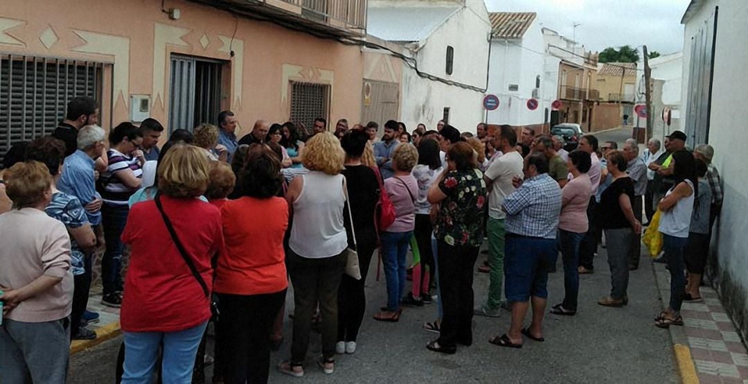 Vecinos de Villatorres en la puerta de la vivienda de Vicente y Carmen.