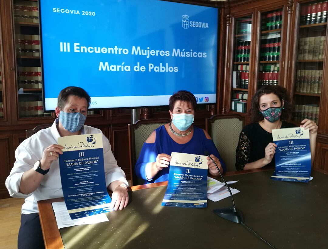 La presidenta de los vecinos de Santa Eulalia, Esther Santos, la alcaldesa Clara Luquero y Noelia Gómez cordinadora de la Fundación Juan de Borbón, durante la presentación del encuentro