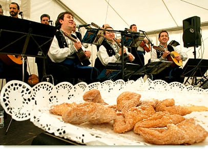 Dulzaineros de Collado Mediano junto a las pastas tradicionales del municipio