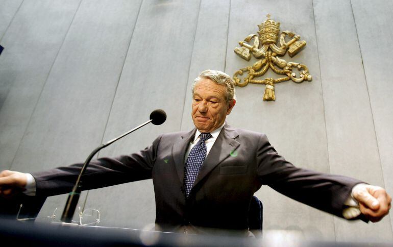 El portavoz del Vaticano, Joaquín Navarro-Valls se dirige a los medios para informar desde el Vaticano sobre el estado de salud del Papa Juan Pablo II, en marzo de 2005