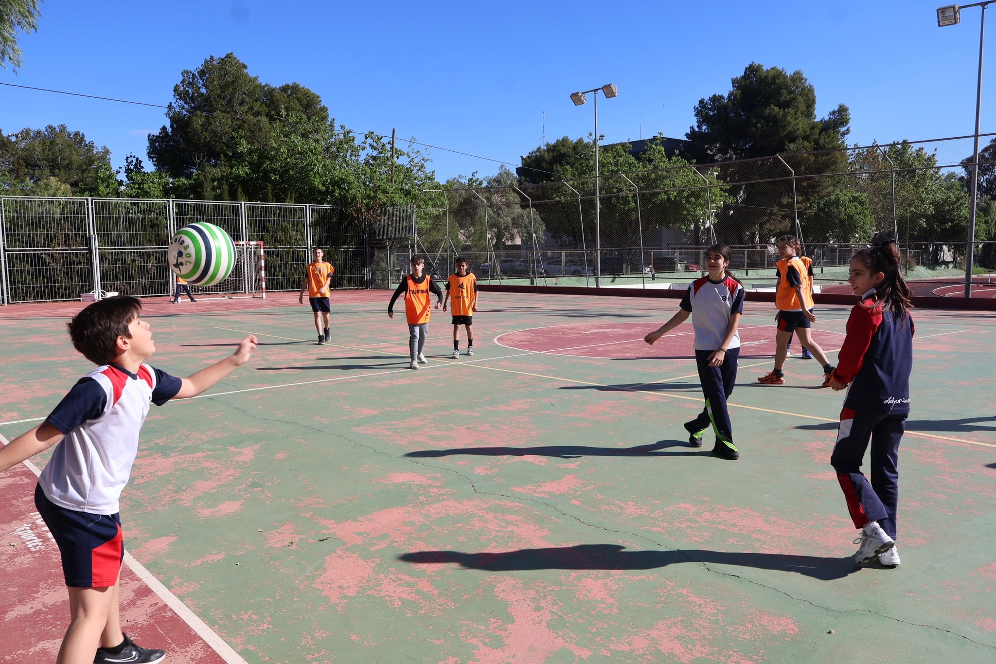 Los escolares practicando colpbol