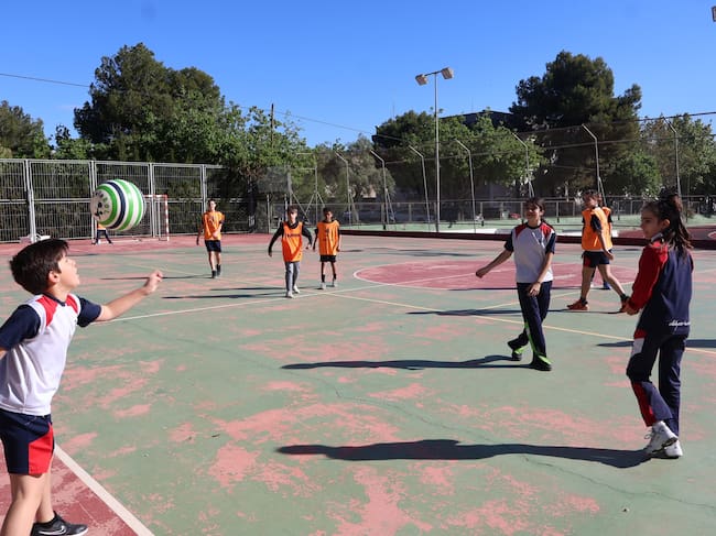 Los escolares practicando colpbol