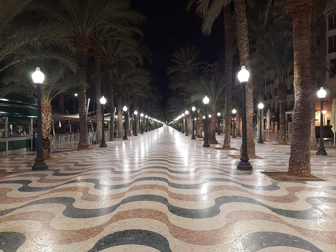 Explanada de Alicante por la noche