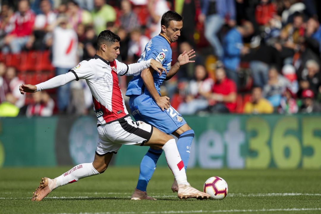 Comesaña y Maksimovic disputan un balón.