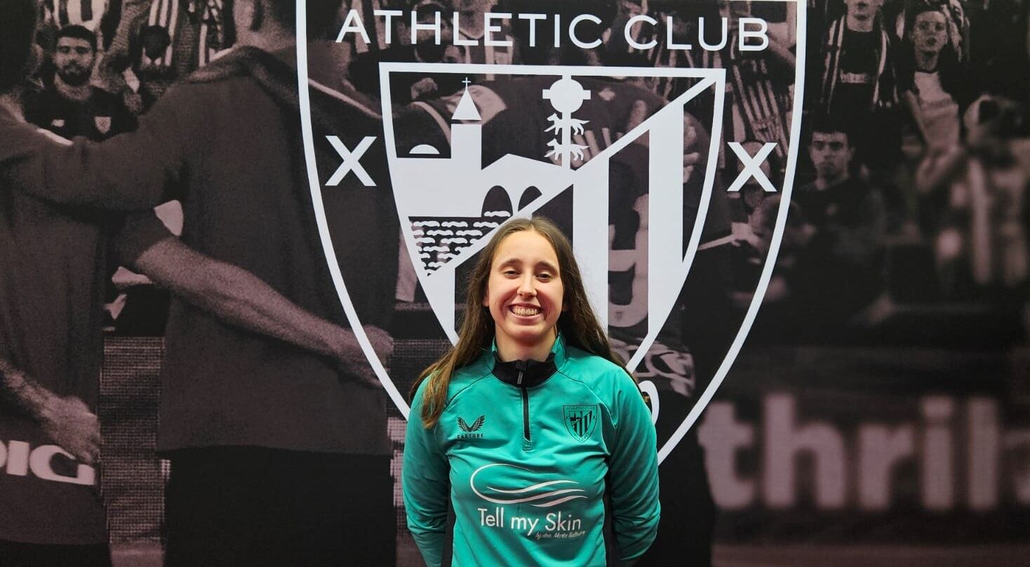 Clara Pinedo, en San Mamés en la previa del Athletic-FC Barcelona de la Liga F, que se disputa este sábado
