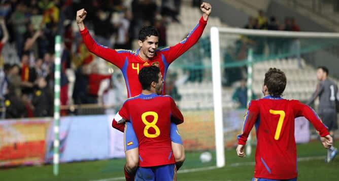 Los goleadores celebran el gol de Bartra