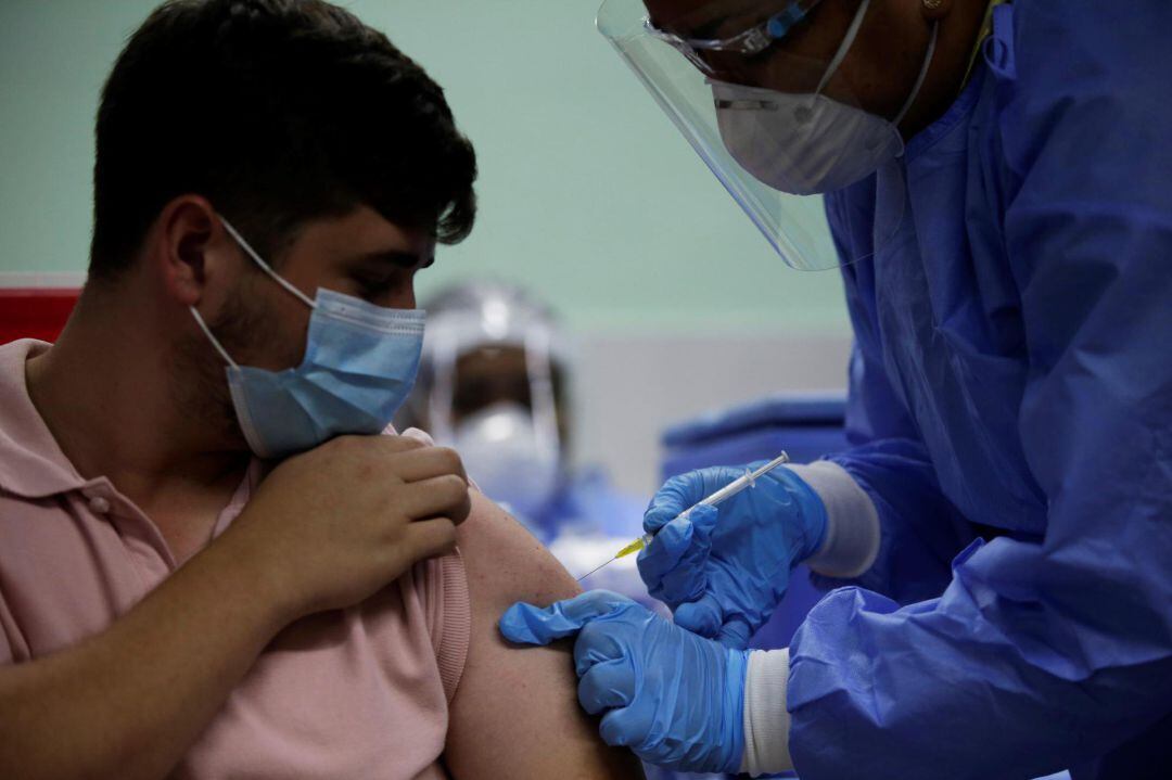 Una persona recibe una dosis de la vacuna Pfizer contra la covid-19 hoy, en el Centro Educacional Básico Ricardo Miró, en Ciudad de Panamá