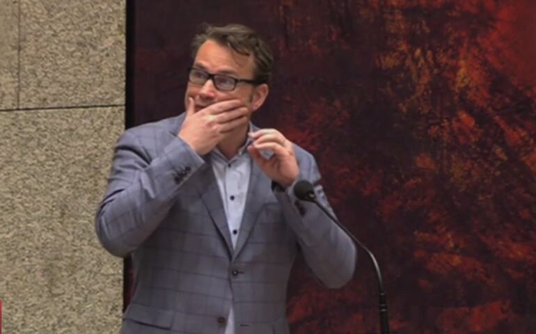 Reacción del político Arno Rutte cuando tuvo lugar el suceso durante su discurso en el Parlamento