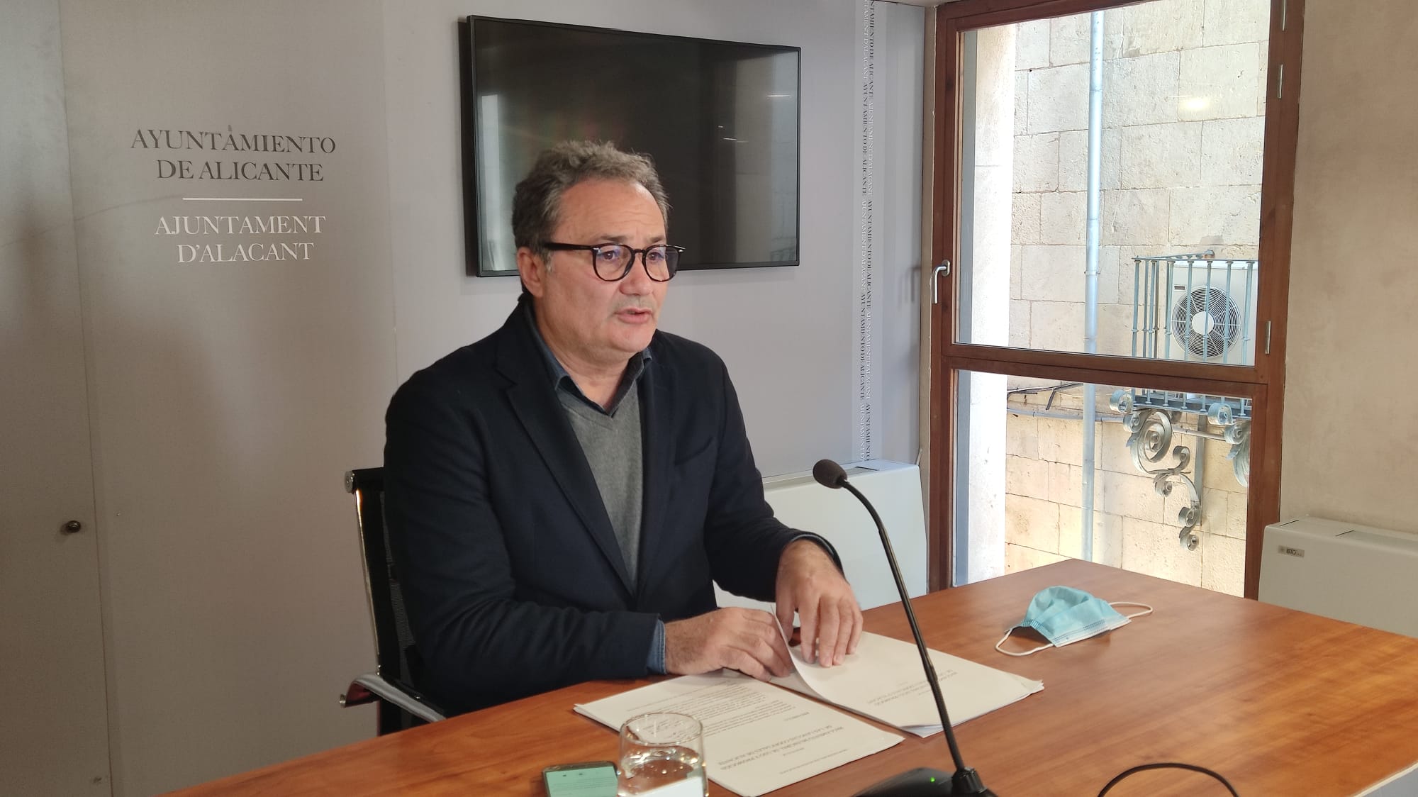Paco Sanguino presentando propuesta para crear un reglamento de uso y promoción de las dos lenguas oficiales de Alicante