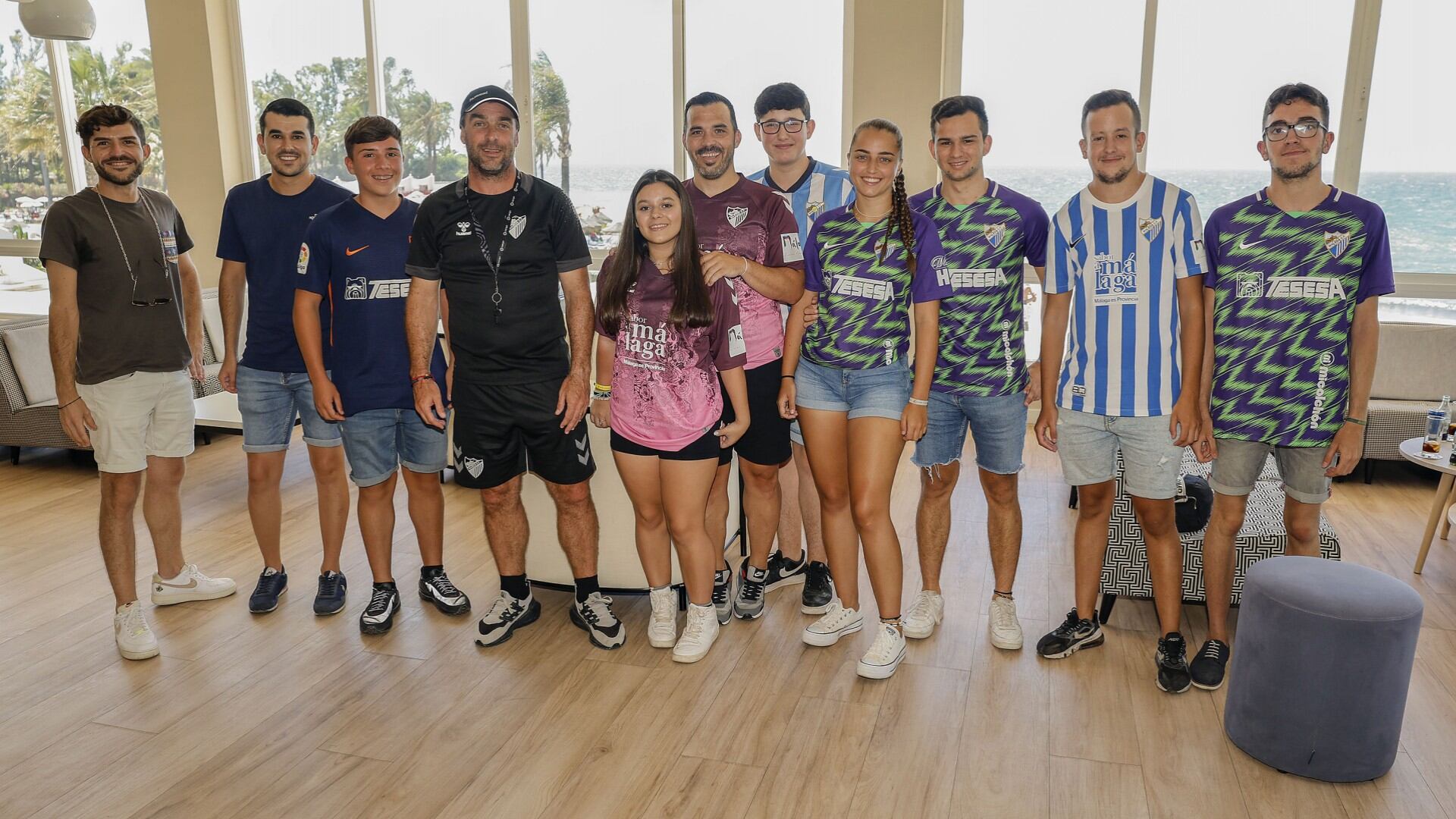 El entrenador del Málaga Pablo Guede se reunió con varios aficionados malaguistas en Estepona