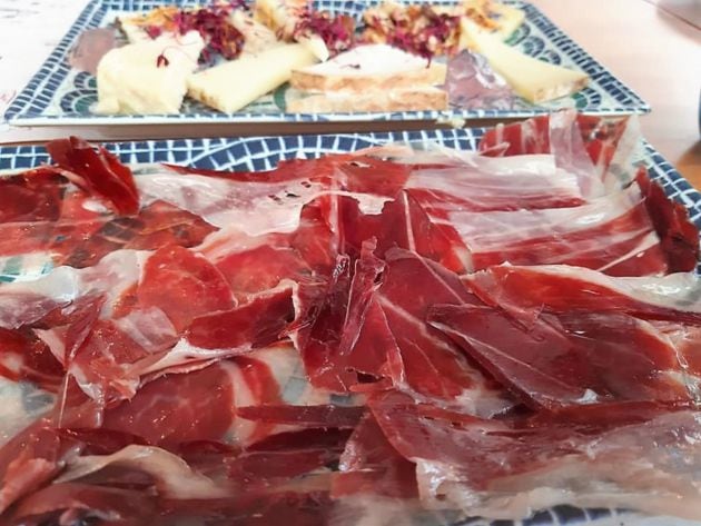 Entrantes con jamón ibérico de bellota y selección de quesos de la provincia de Cádiz