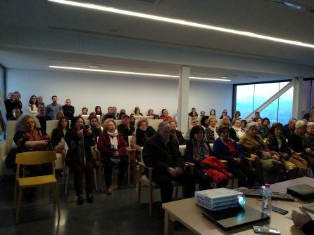 El salón de actos registró un lleno absoluto de gente interesada en la presentación del libro