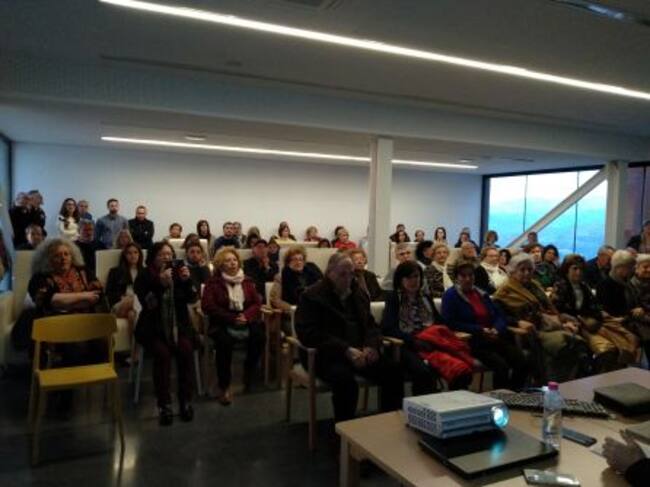 El salón de actos registró un lleno absoluto de gente interesada en la presentación del libro