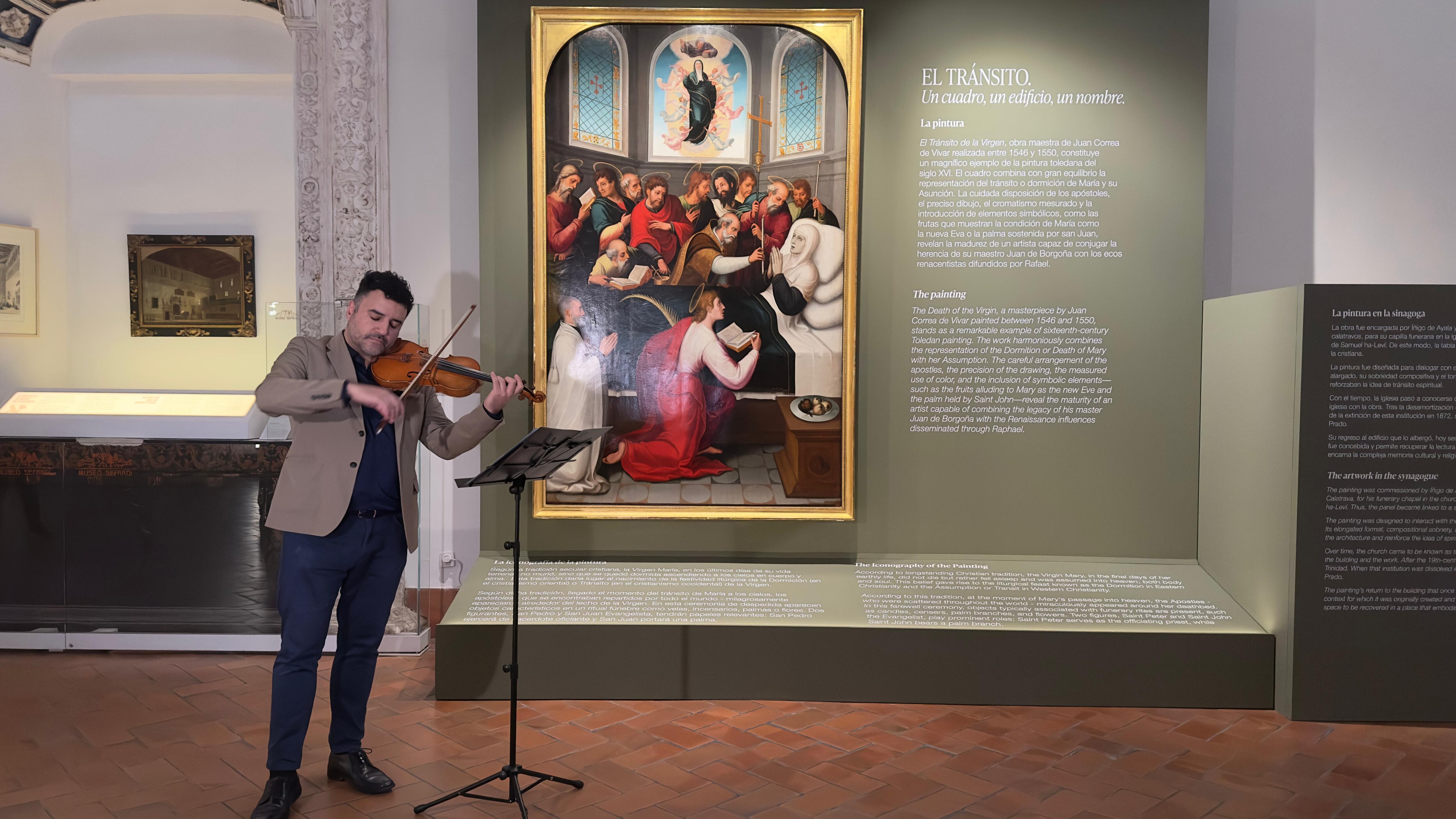 El musicólogo toledano Ulises Illán tocando una pieza con el violín en la presentación de la obra de arte en el Museo Sefardí