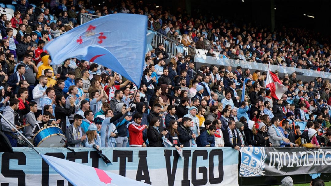 Afición animando desde las gradas en Balaídos