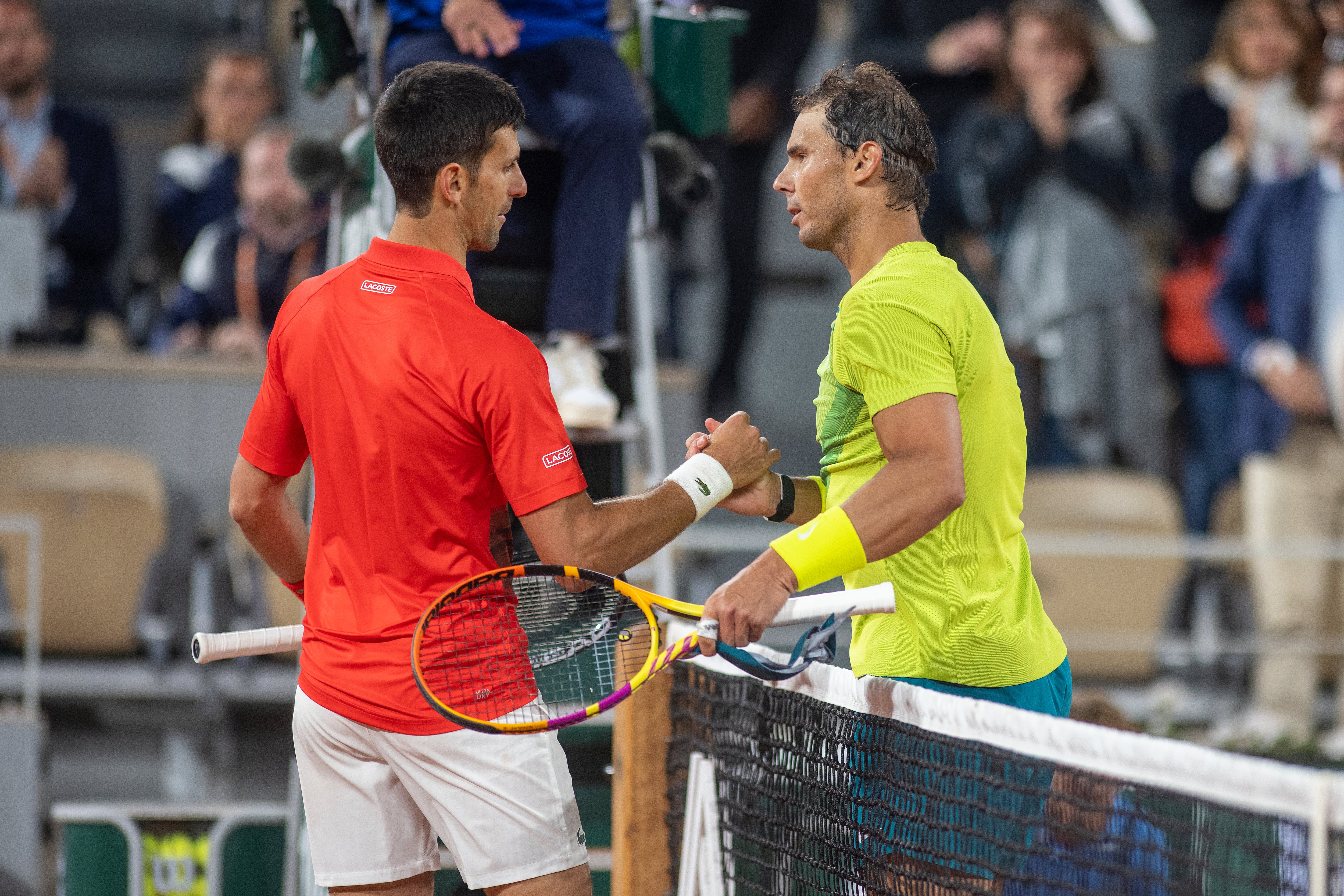 Nadal felicita a Djokovic tras un partido de Roland Garros.