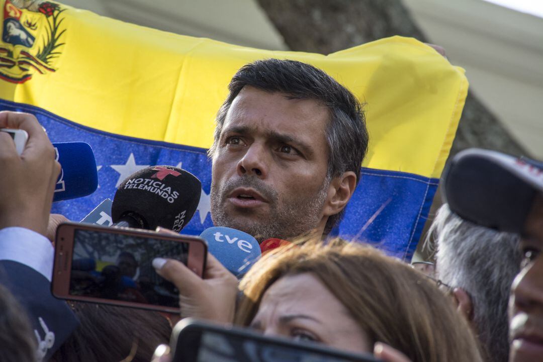 Leopoldo López, en una imagen de archivo donde atiende a los medios de comunicación