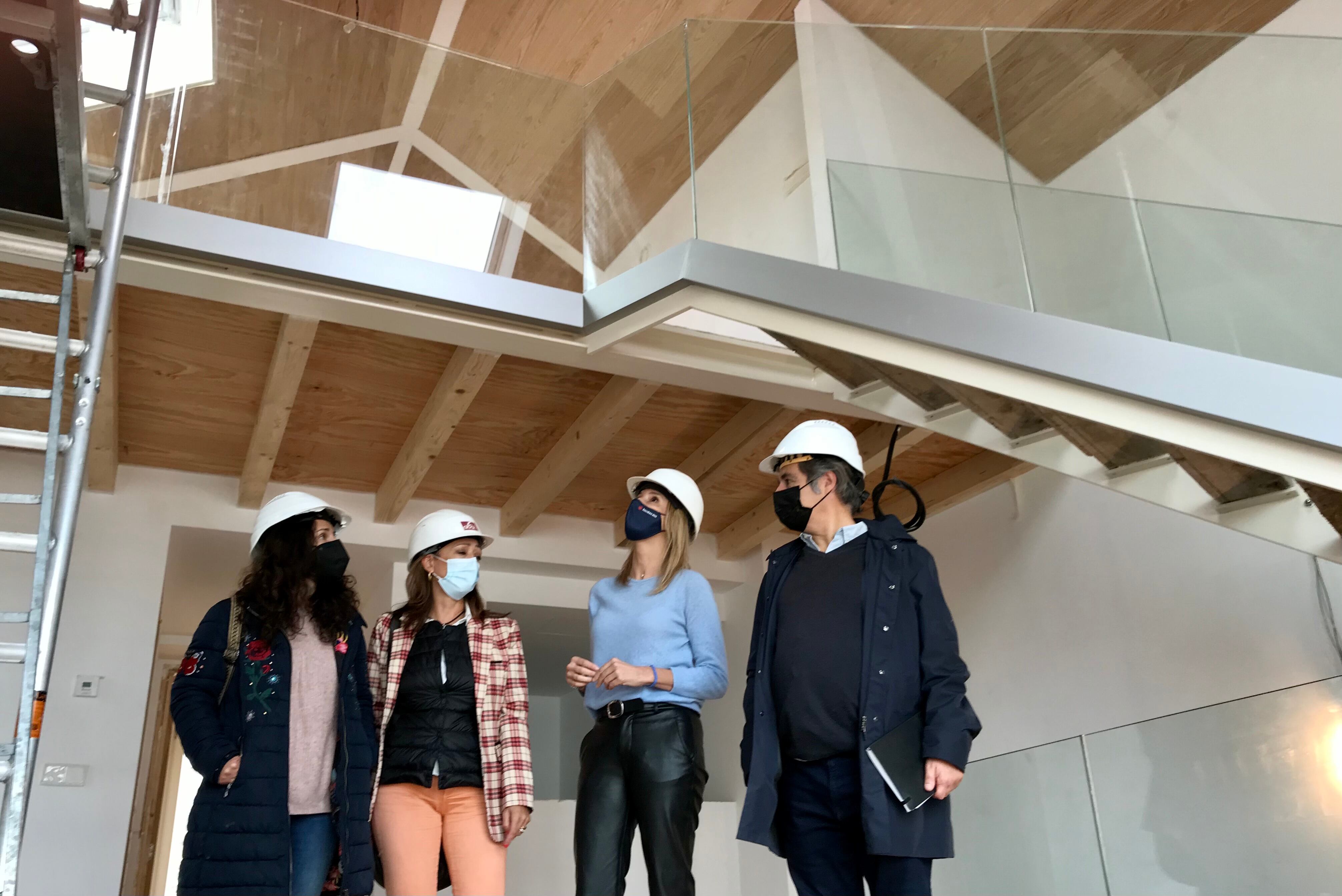 Fernández Tapias visitando una vivienda  en el Casco Vello de Vigo