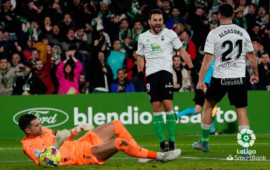 Los jugadores del Racing de Santander celebran uno de sus goles al Sporting, con Cuéllar tendido en el césped.