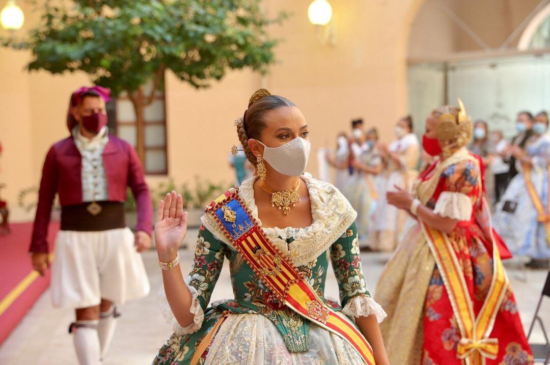 Archivo - La Fallera Mayor de València, Consuelo Llobell, con mascarilla en la entrega de premios de las Fallas 2020. Archivo