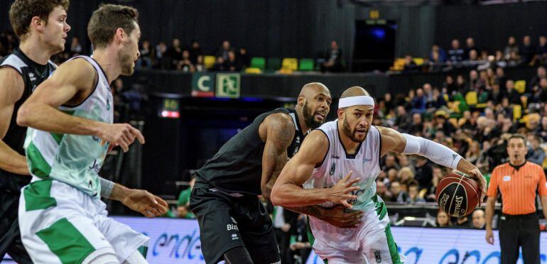 El pívot Jamaicano del Joventut, Jerome Jordan (d) avanza ante la oposición del pívot estadounidense del Bilbao Basket Mickell Gladness (2d), durante el partido de la decimosexta jornada de Liga disputado hoy en el Bilbao Arena