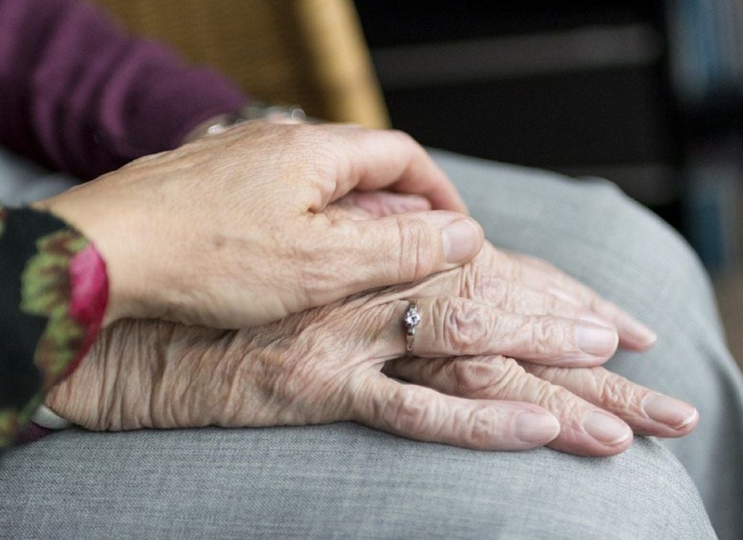 Manos entrelazadas como apoyo en estos días