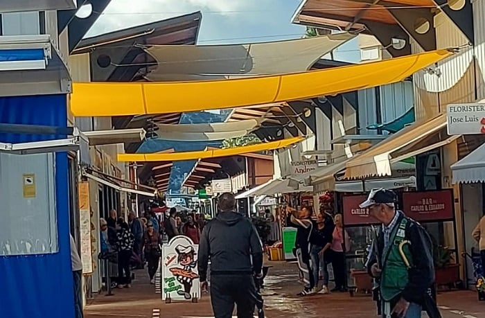 Colocación de toldos en el Mercado