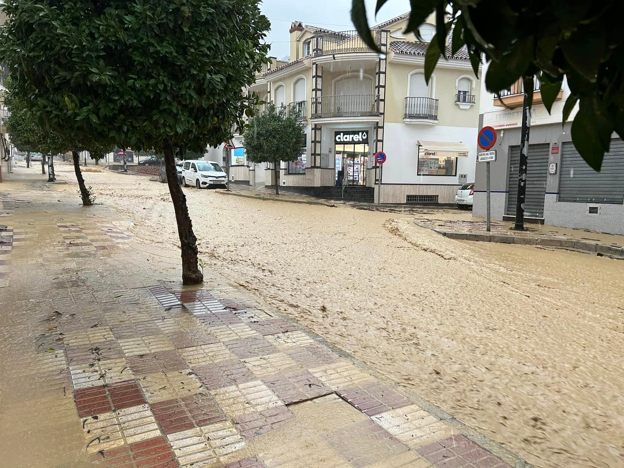 Calle inundada en Pizarra