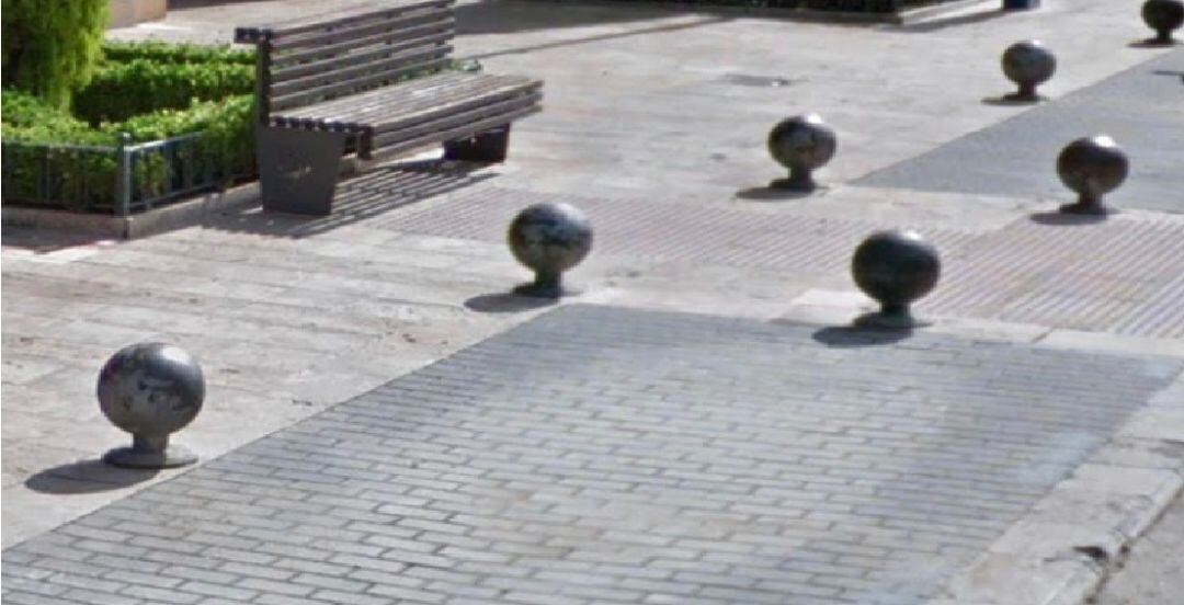 Bolardos de la Avenida Primero de Julio de Valdepeñas (Ciudad Real) 