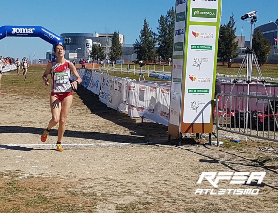 Jacqueline Martín, dorsal 38, finalizando su última carrera como atleta de élite