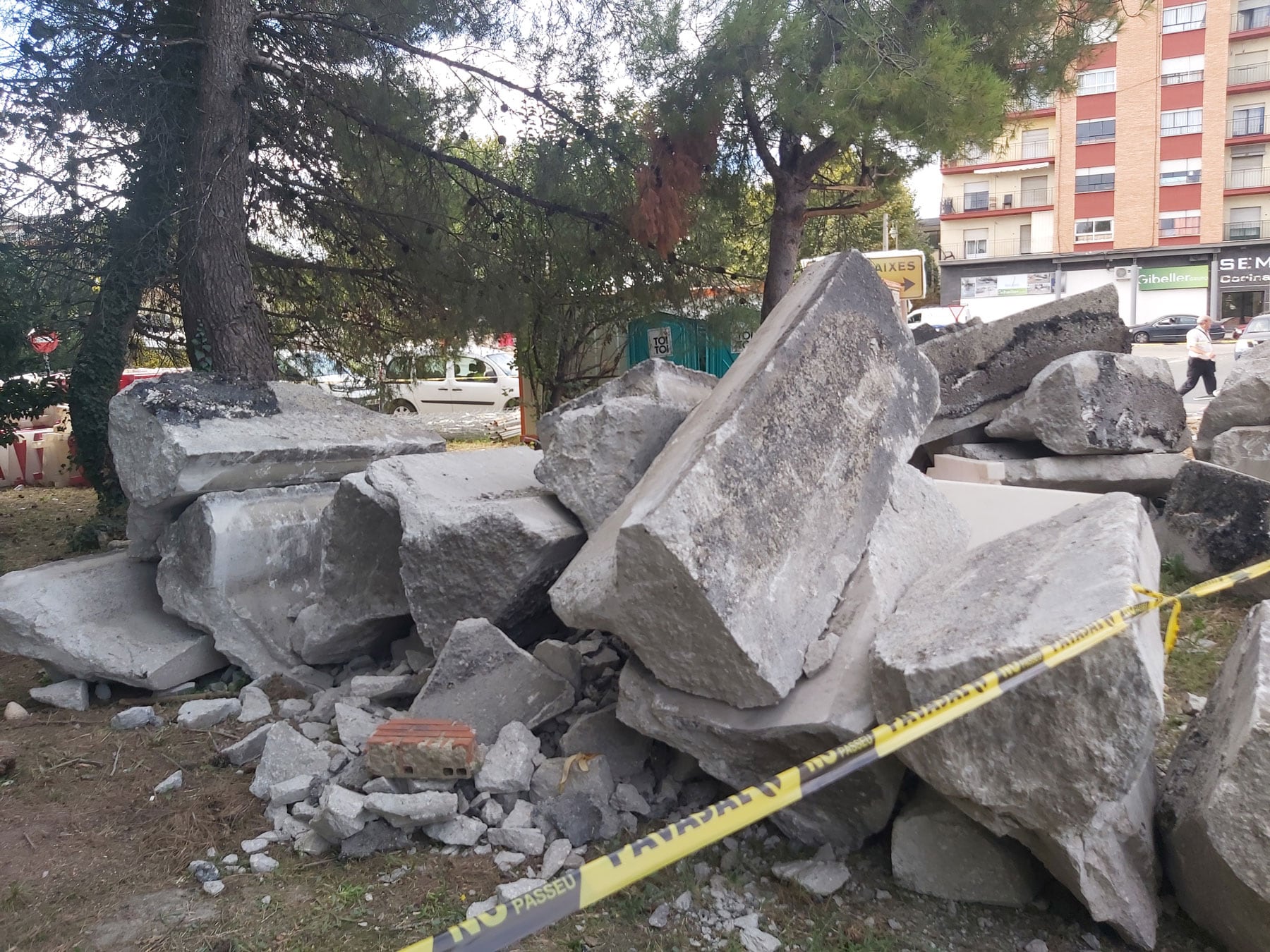 Resto de los elementos de gran tamaño que separaban los dos carriles a la llegada de la ubicación de la futura rotonda de entrada desde Cocentaina