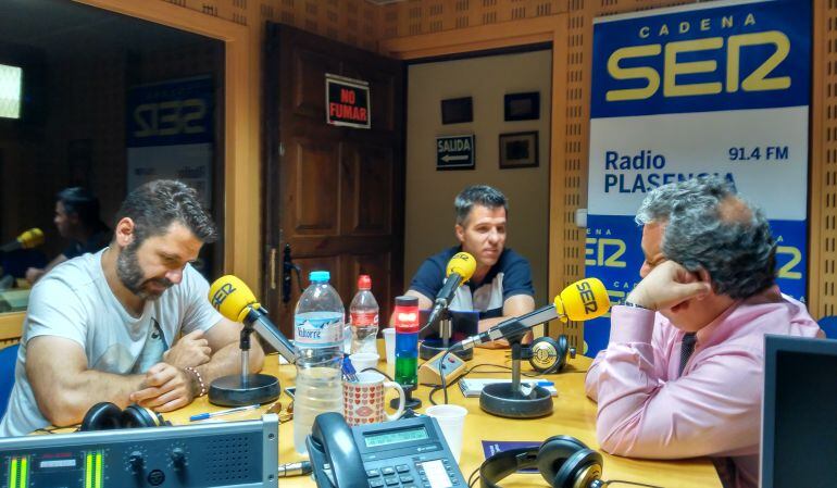 Ruben Boaño (izq) y Sergio Carlos Sánchez (centro) en los estudios de la SER