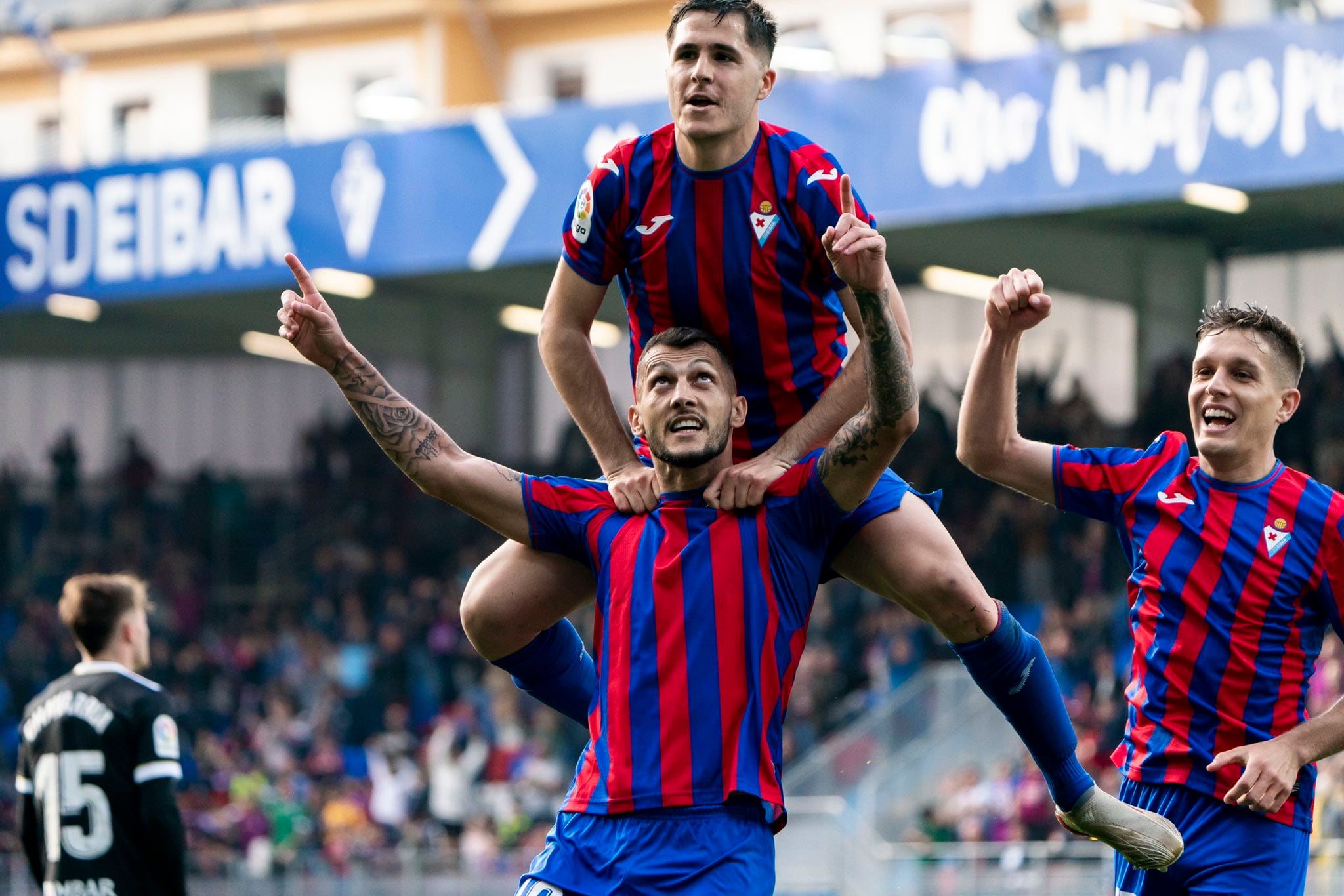 Stoichkov, Tejero y Corpas celebran el gol del gaditano ante el Zaragoza