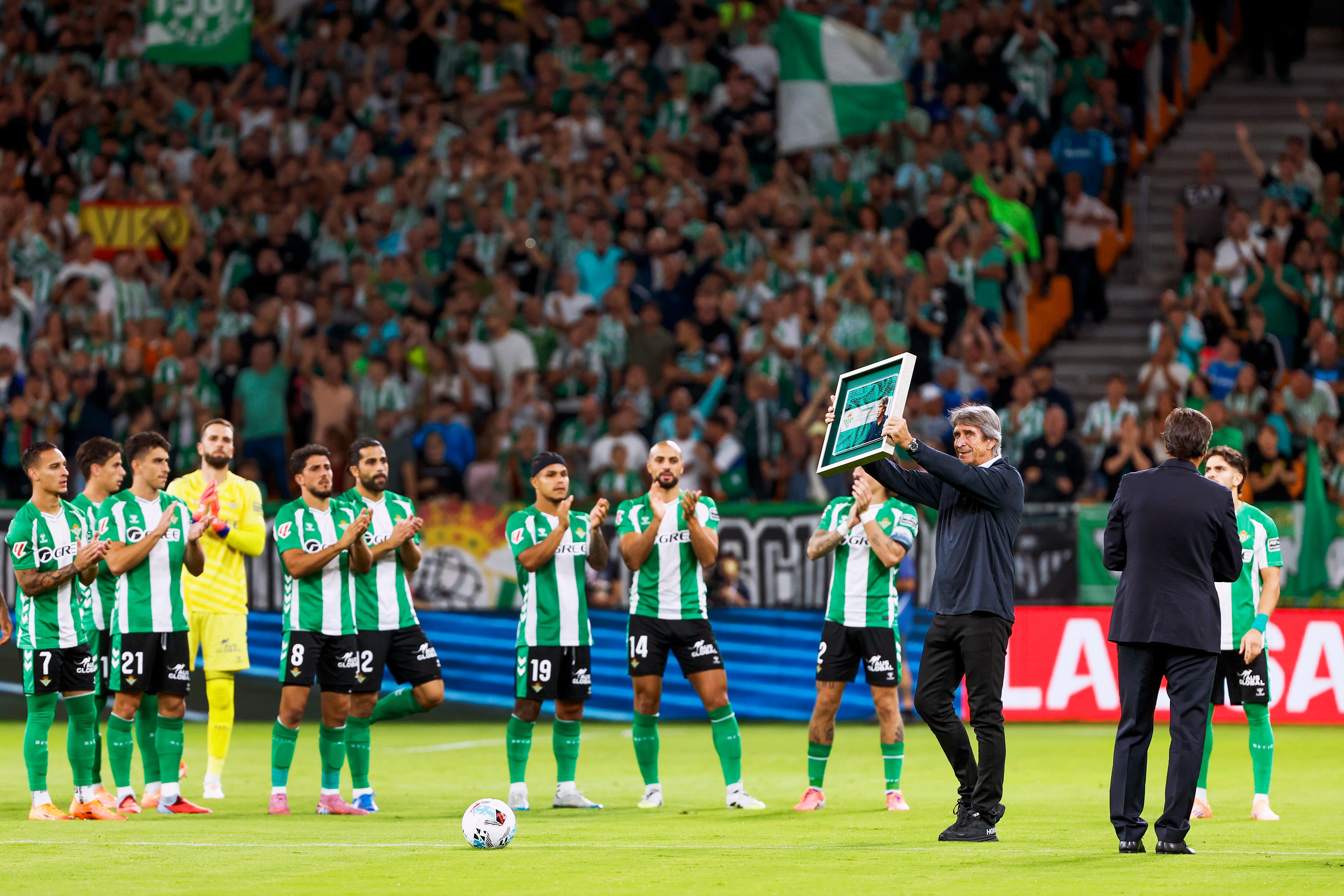 SEVILLA, 28/09/2025.- El entrenador del Real Betis Manuel Pellegrini recibe un reconocimiento por ser el técnico con más partidos en la historia del club, antes del partido de Laliga el conjunto verdiblanco disputa ante el Osasuna este domingo en el estadio de La Cartuja. EFE / Julio Muñoz