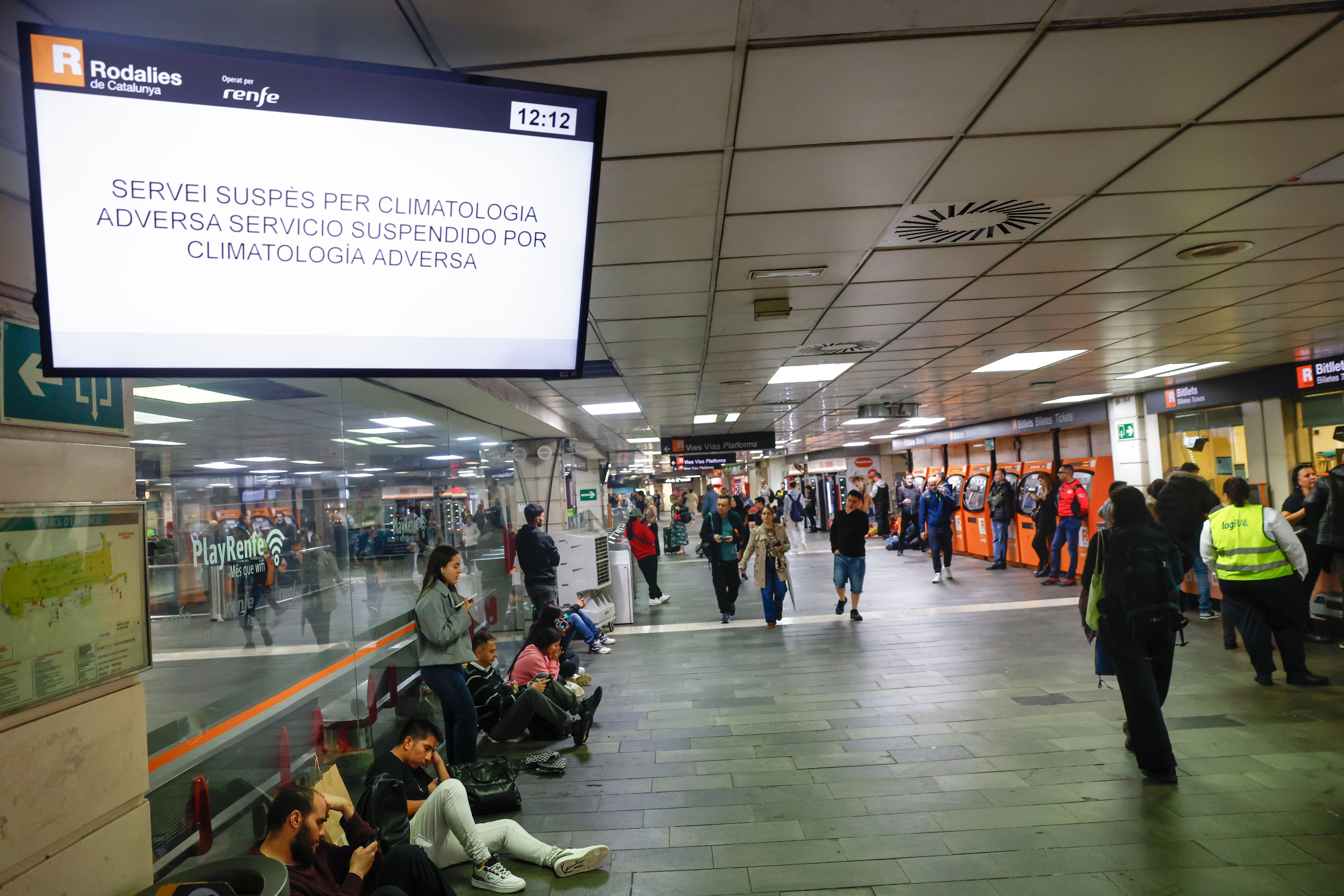 Preocupación por las lluvias torrenciales que mantienen en aviso rojo al litoral de Barcelona y afectan a transportes y servicios