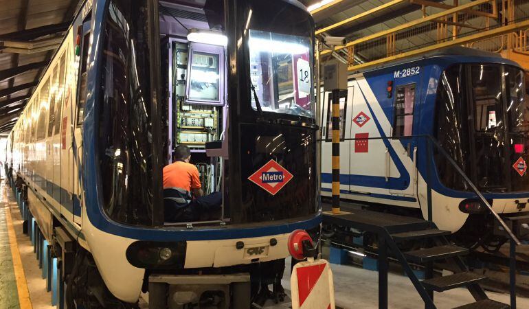 Dos convoyes de Metro en las cocheras de Canillejas