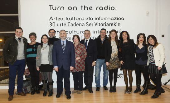 Parte de la plantilla de SER Vitoria con Javier de Andrés, Diputado General de Alava