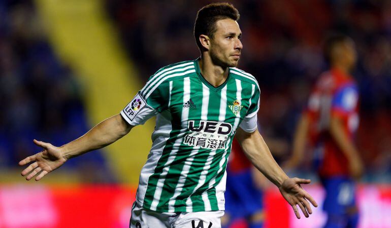 El delantero del Betis Rubén Castro celebra tras marcar ante el Levante, durante el partido de Liga en Primera División que están disputando esta noche en el estadio Ciudad de Valencia. EFE Juan Carlos Cárdenas