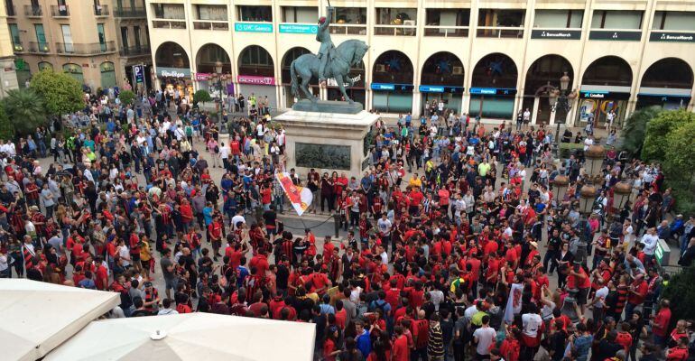 L&#039;afició del Reus Deportiu, a la Plaça del Prim. 