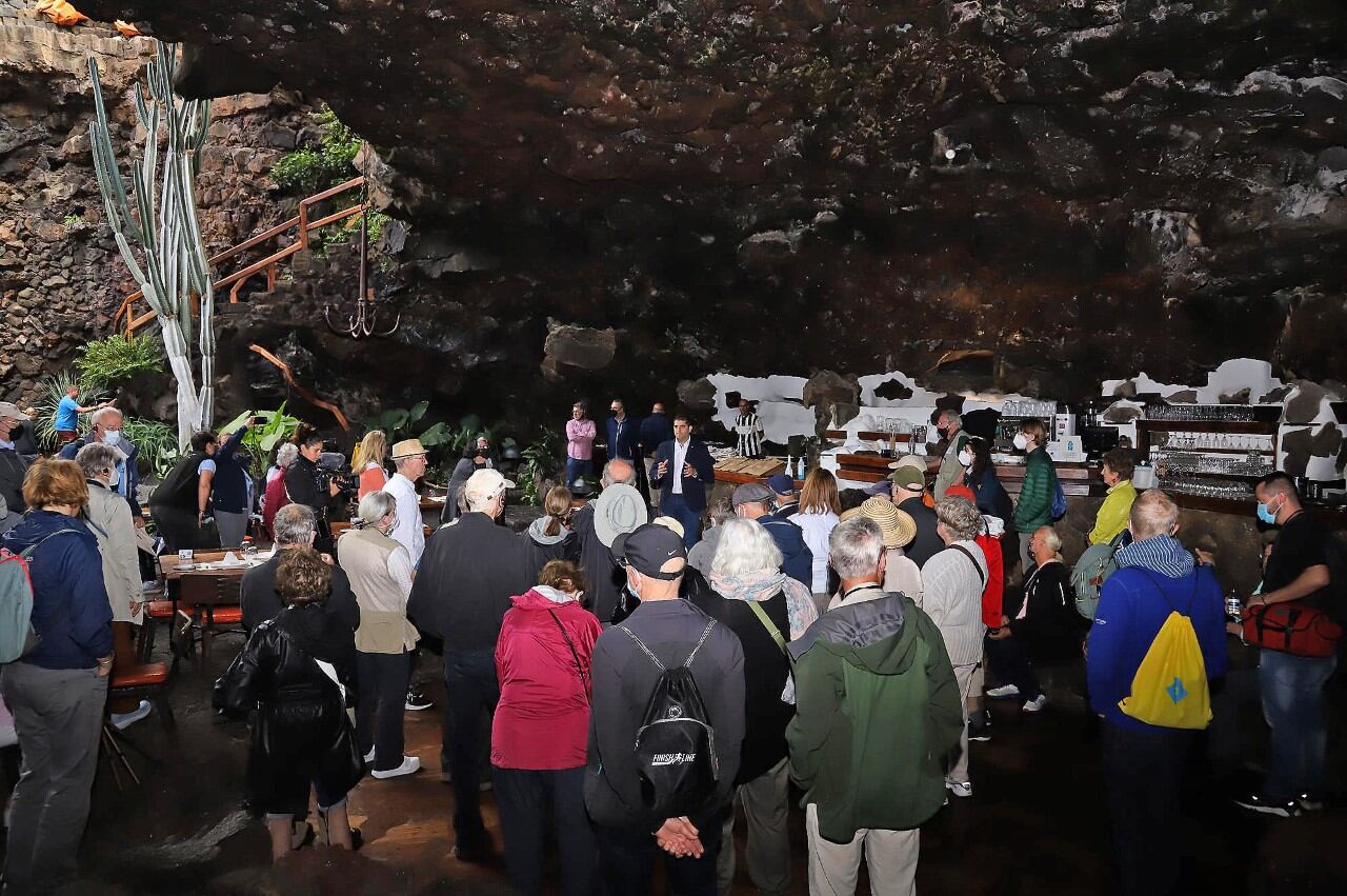 Benjamín Perdomo, consejero de los Centros de Arte, Cultura y Turismo del Cabildo de Lanzarote, recibiendo a los cruceristas estadounidenses en Jameos del Agua.