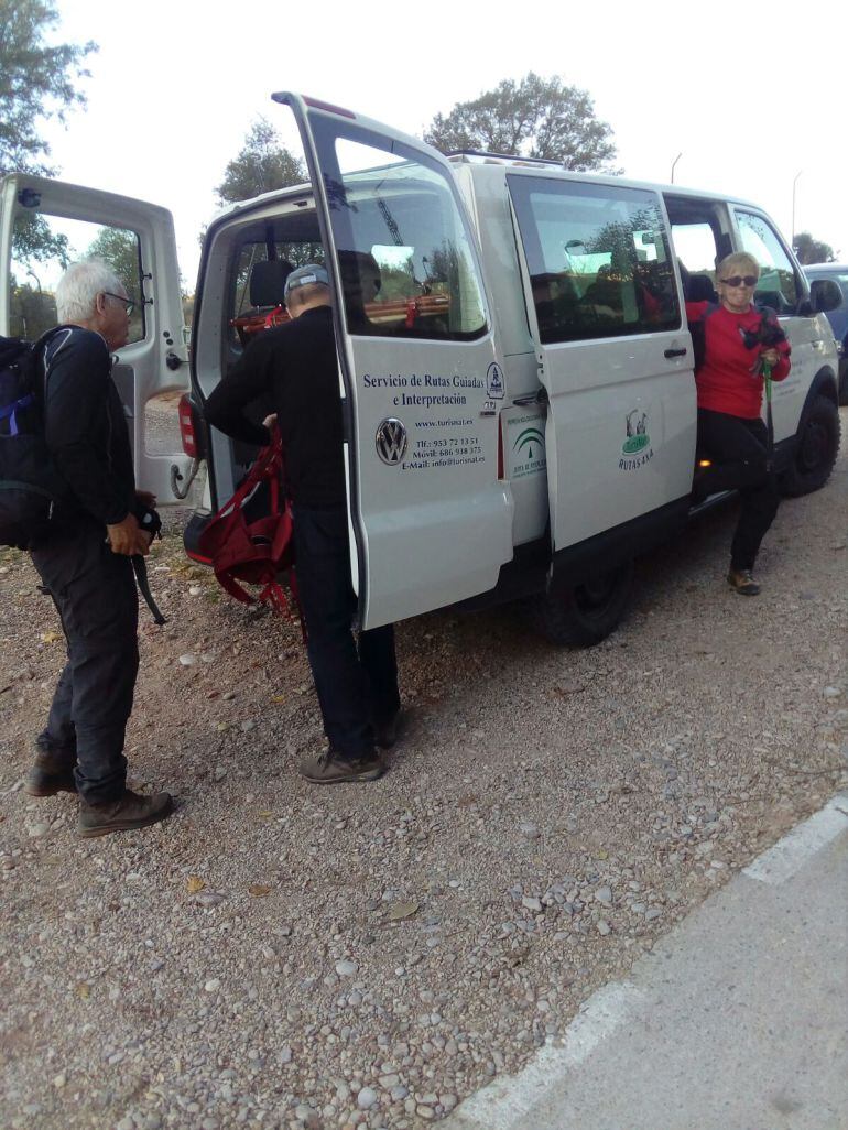 El grupo de turistas finlandeses bajando del vehiculo de rutas Turisnat para iniciar su ruta